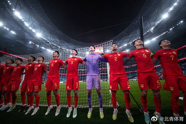 说着，她指向萧常坤，说：这个人叫萧常坤，是我老公的亲弟弟，我的亲小叔子，您别介意。